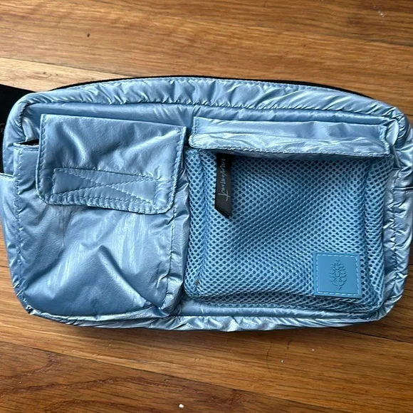 Free movement Waist bag/ cross body NWOT - Picture 3 of 5